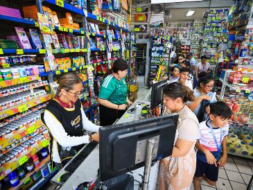 Padres de familia abarrotan las papelerías del Centro de Guadalajara para surtir las listas escolares ante el próximo regreso a clases. EL INFORMADOR/ J. ACOSTA.