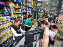 Padres de familia abarrotan las papelerías del Centro de Guadalajara para surtir las listas escolares ante el próximo regreso a clases. EL INFORMADOR/ J. ACOSTA.