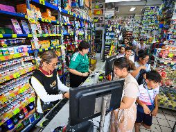 Padres de familia abarrotan las papelerías del Centro de Guadalajara para surtir las listas escolares ante el próximo regreso a clases. EL INFORMADOR/ J. ACOSTA.