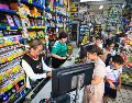 Padres de familia abarrotan las papelerías del Centro de Guadalajara para surtir las listas escolares ante el próximo regreso a clases. EL INFORMADOR/ J. ACOSTA.