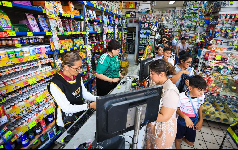 Padres de familia abarrotan las papelerías del Centro de Guadalajara para surtir las listas escolares ante el próximo regreso a clases. EL INFORMADOR/ J. ACOSTA.