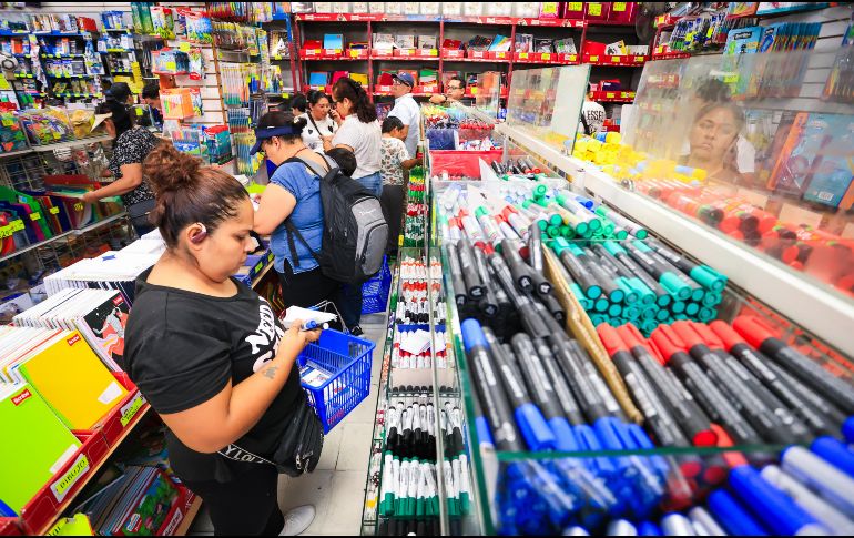 Padres de familia abarrotan las papelerías del Centro de Guadalajara para surtir las listas escolares ante el próximo regreso a clases. EL INFORMADOR/ J. ACOSTA.