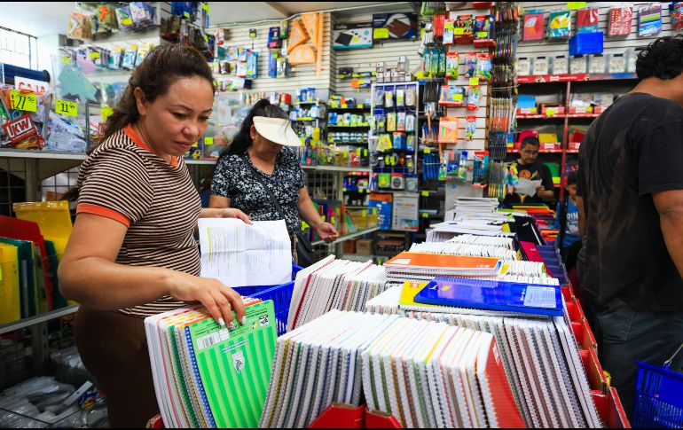 Padres de familia abarrotan las papelerías del Centro de Guadalajara para surtir las listas escolares ante el próximo regreso a clases. EL INFORMADOR/ J. ACOSTA.