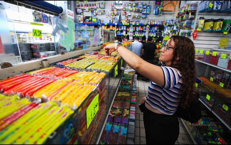 Padres de familia abarrotan las papelerías del Centro de Guadalajara para surtir las listas escolares ante el próximo regreso a clases. EL INFORMADOR/ J. ACOSTA.