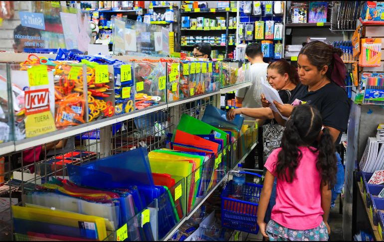 Padres de familia abarrotan las papelerías del Centro de Guadalajara para surtir las listas escolares ante el próximo regreso a clases. EL INFORMADOR/ J. ACOSTA.