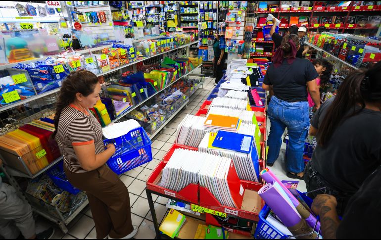 Padres de familia abarrotan las papelerías del Centro de Guadalajara para surtir las listas escolares ante el próximo regreso a clases. EL INFORMADOR/ J. ACOSTA.