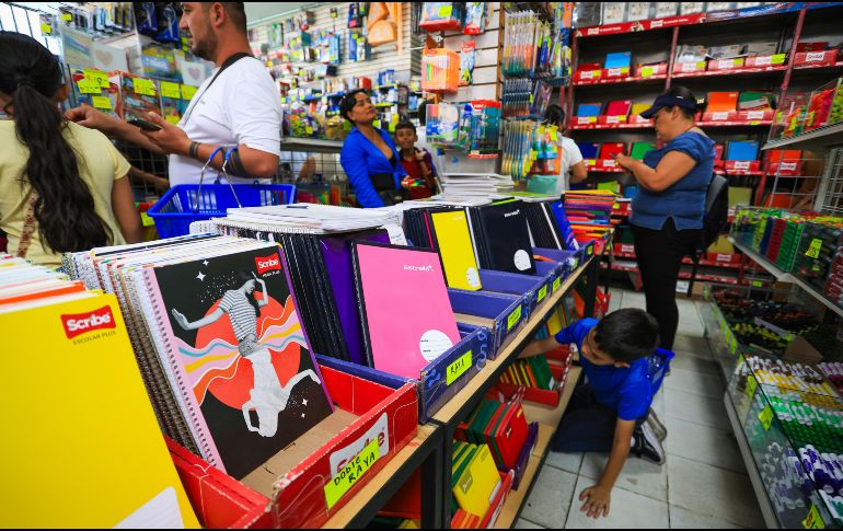Padres de familia abarrotan las papelerías del Centro de Guadalajara para surtir las listas escolares ante el próximo regreso a clases. EL INFORMADOR/ J. ACOSTA.