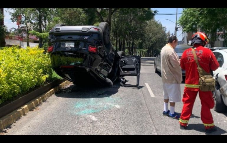 Elementos de la Coordinación Municipal de Protección Civil y Bomberos de Guadalajara acudieron al punto tras el choque. ESPECIAL/Protección Civil Guadalajara