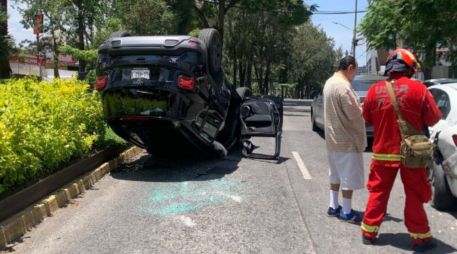 Elementos de la Coordinación Municipal de Protección Civil y Bomberos de Guadalajara acudieron al punto tras el choque. ESPECIAL/Protección Civil Guadalajara