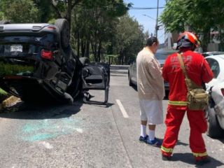 Elementos de la Coordinación Municipal de Protección Civil y Bomberos de Guadalajara acudieron al punto tras el choque. ESPECIAL/Protección Civil Guadalajara