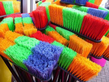 Conoce cómo limpiar las zonas altas del hogar y combatir las telarañas mediante un sencillo truco de limpieza que requiere únicamente una escoba y un paño húmedo. ESPECIAL/PEXELS