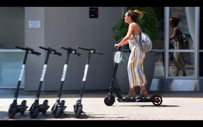 El uso de scooters eléctricos se convirtió en un medio de transporte accesible en la Ciudad de México. AFP/ARCHIVO