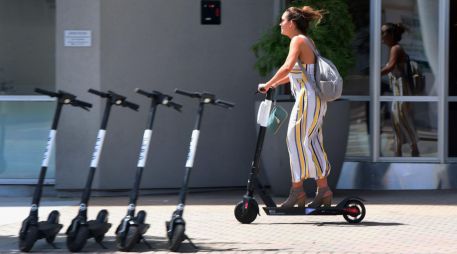 El uso de scooters eléctricos se convirtió en un medio de transporte accesible en la Ciudad de México. AFP/ARCHIVO