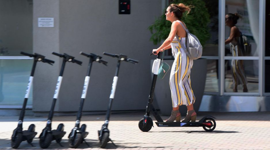 El uso de scooters eléctricos se convirtió en un medio de transporte accesible en la Ciudad de México. AFP/ARCHIVO