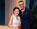 Emma y Matt Willis regresan como presentadores al reality show "El amor es ciego: Reino Unido, temporada 3", que ya está en Netflix. ESPECIAL/NETFLIX.