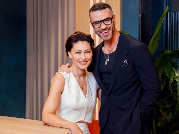 Emma y Matt Willis regresan como presentadores al reality show "El amor es ciego: Reino Unido, temporada 3", que ya está en Netflix. ESPECIAL/NETFLIX.