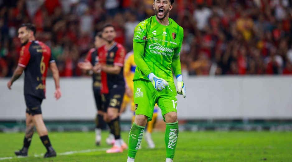 Camilo Vargas fue figura ante Tigres y destacó la reacción del equipo y el respaldo de la afición rojinegra. IMAGO7.
