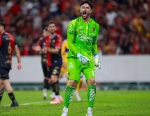 Camilo Vargas fue figura ante Tigres y destacó la reacción del equipo y el respaldo de la afición rojinegra. IMAGO7.