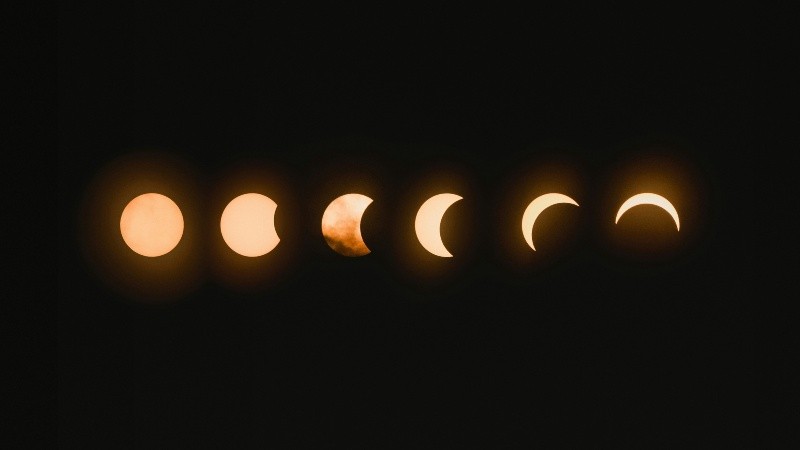&nbsp;La Luna adquiere tonos rojizos durante el evento llamado Luna de Sangre. UNSPLASH