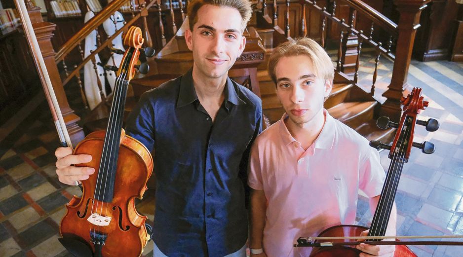 Pablo y Alejandro Turlo, conocidos artísticamente como los Violincheli Brothers, posan con sus instrumentos (violín y violonchelo). CORTESÍA