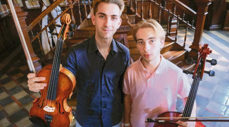 Pablo y Alejandro Turlo, conocidos artísticamente como los Violincheli Brothers, posan con sus instrumentos (violín y violonchelo). CORTESÍA