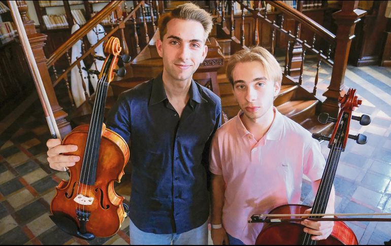 Pablo y Alejandro Turlo, conocidos artísticamente como los Violincheli Brothers, posan con sus instrumentos (violín y violonchelo). CORTESÍA
