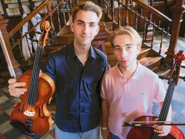 Pablo y Alejandro Turlo, conocidos artísticamente como los Violincheli Brothers, posan con sus instrumentos (violín y violonchelo). CORTESÍA