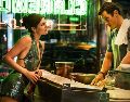 Monica Barbaro y Callum Turner encabezan una comedia romántica que convierte una regla absurda en una oportunidad para hablar sobre el deseo de conectar. ESPECIAL