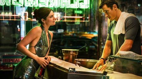 Monica Barbaro y Callum Turner encabezan una comedia romántica que convierte una regla absurda en una oportunidad para hablar sobre el deseo de conectar. ESPECIAL
