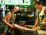 Monica Barbaro y Callum Turner encabezan una comedia romántica que convierte una regla absurda en una oportunidad para hablar sobre el deseo de conectar. ESPECIAL