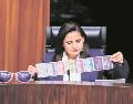 Durante su paso por el TEPJF validó, entre otras cosas, las actas de la elección judicial, pese a la impugnación por el uso de “acordeones”, como el que sostiene en la fotografía. EL UNIVERSAL