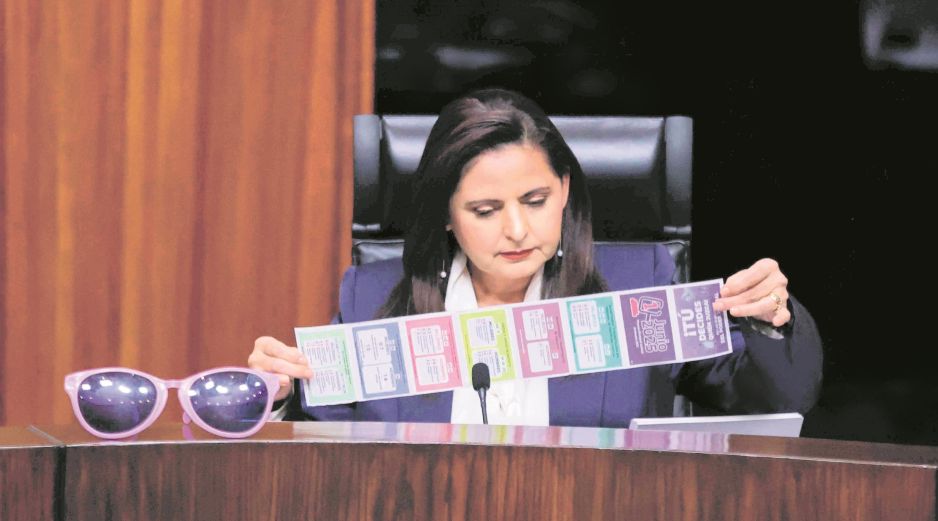 Durante su paso por el TEPJF validó, entre otras cosas, las actas de la elección judicial, pese a la impugnación por el uso de “acordeones”, como el que sostiene en la fotografía. EL UNIVERSAL