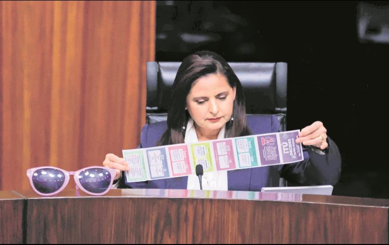 Durante su paso por el TEPJF validó, entre otras cosas, las actas de la elección judicial, pese a la impugnación por el uso de “acordeones”, como el que sostiene en la fotografía. EL UNIVERSAL