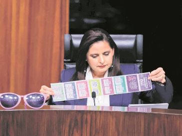 Durante su paso por el TEPJF validó, entre otras cosas, las actas de la elección judicial, pese a la impugnación por el uso de “acordeones”, como el que sostiene en la fotografía. EL UNIVERSAL
