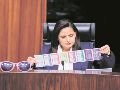 Durante su paso por el TEPJF validó, entre otras cosas, las actas de la elección judicial, pese a la impugnación por el uso de “acordeones”, como el que sostiene en la fotografía. EL UNIVERSAL