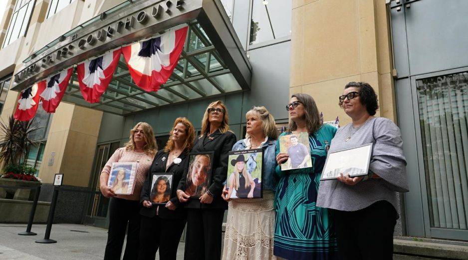 Familiares de jóvenes presuntamente afectados por las redes sociales muestran los nombres de casi 400 personas durante el inicio del juicio contra Meta, en Oakland, California. EFE/K.Shim-Ly