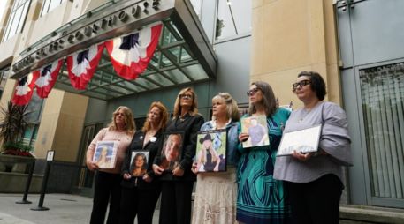 Familiares de jóvenes presuntamente afectados por las redes sociales muestran los nombres de casi 400 personas durante el inicio del juicio contra Meta, en Oakland, California. EFE/K.Shim-Ly
