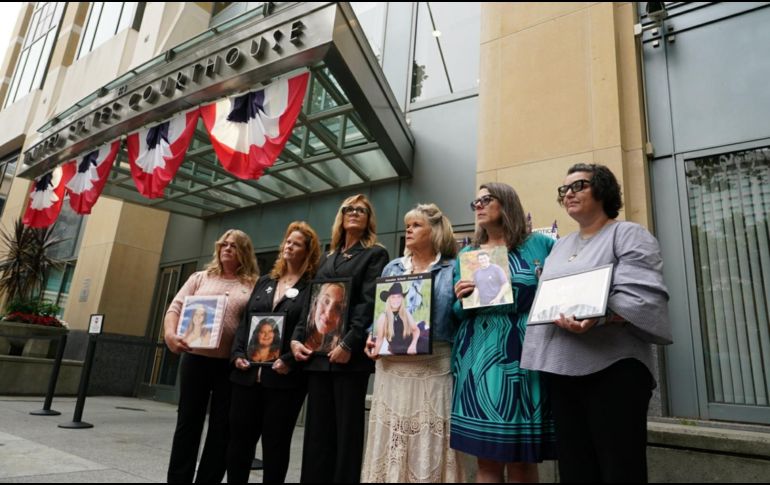 Familiares de jóvenes presuntamente afectados por las redes sociales muestran los nombres de casi 400 personas durante el inicio del juicio contra Meta, en Oakland, California. EFE/K.Shim-Ly