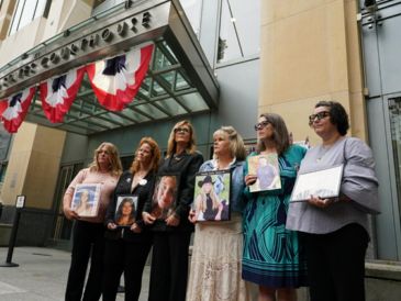 Familiares de jóvenes presuntamente afectados por las redes sociales muestran los nombres de casi 400 personas durante el inicio del juicio contra Meta, en Oakland, California. EFE/K.Shim-Ly