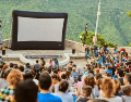 Ver una película al aire libre, recostado sobre el pasto y bajo el cielo estrellado, es una experiencia que se puede disfrutar en Guadalajara. ESPECIAL/ FACEBOOK / Cinema Live Guadalajara