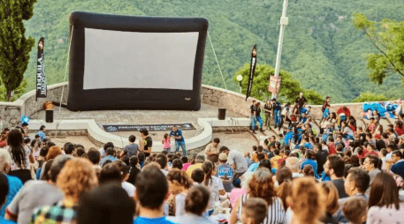 Ver una película al aire libre, recostado sobre el pasto y bajo el cielo estrellado, es una experiencia que se puede disfrutar en Guadalajara. ESPECIAL/ FACEBOOK / Cinema Live Guadalajara