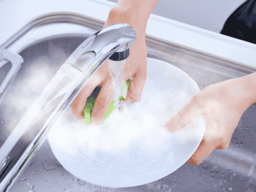Un beneficio adicional poco conocido es que el proceso de secado de los trastes es significativamente más rápido y uniforme cuando se enjuagan con agua caliente. ESPECIAL / CANVA