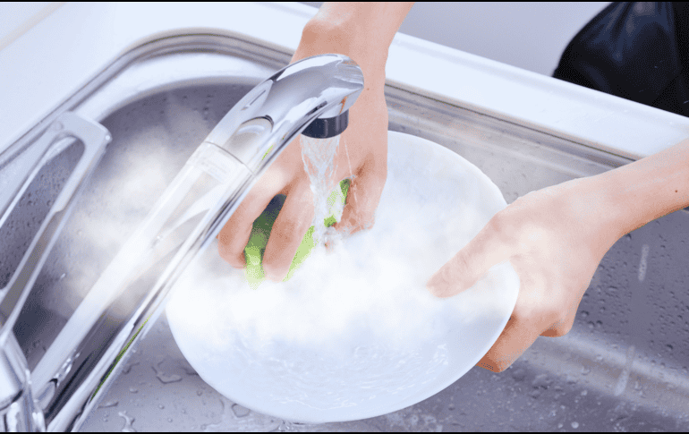 Un beneficio adicional poco conocido es que el proceso de secado de los trastes es significativamente más rápido y uniforme cuando se enjuagan con agua caliente. ESPECIAL / CANVA