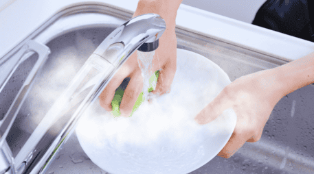 Un beneficio adicional poco conocido es que el proceso de secado de los trastes es significativamente más rápido y uniforme cuando se enjuagan con agua caliente. ESPECIAL / CANVA