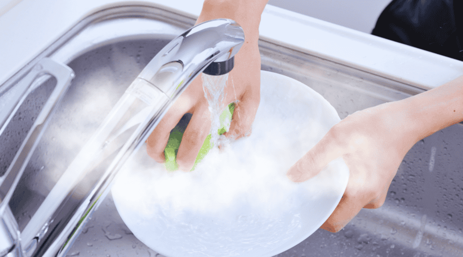 Un beneficio adicional poco conocido es que el proceso de secado de los trastes es significativamente más rápido y uniforme cuando se enjuagan con agua caliente. ESPECIAL / CANVA