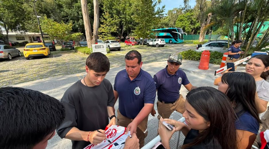 Armando ‘Hormiga’ González se despidió emotivamente de la afición de Chivas en Verde Valle antes de partir a Grecia para jugar con el Olympiacos. EL INFORMADOR/ F. RAMÍREZ.
