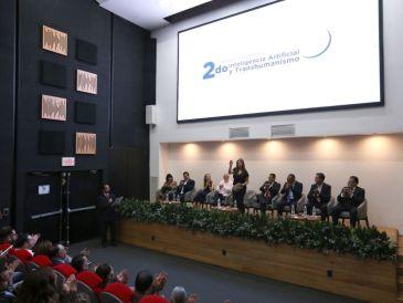 Tras la inauguración del congreso, expertos en inteligencia artificial participaron en el panel inaugural "La universidad en la era de la IA". ESPECIAL/UdeG