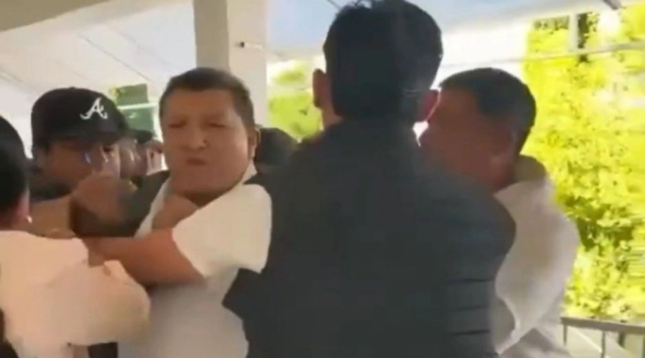 Pobladores de San Salvador, Hidalgo, irrumpieron en la alcaldía y sacaron a empujones al alcalde Norberto Martínez Cruz.  CAPTURA DE VIDEO