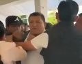 Pobladores de San Salvador, Hidalgo, irrumpieron en la alcaldía y sacaron a empujones al alcalde Norberto Martínez Cruz.  CAPTURA DE VIDEO