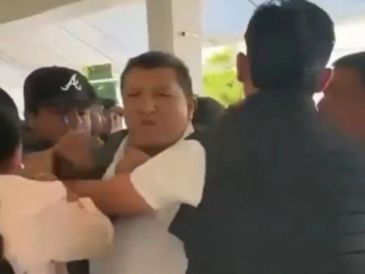Pobladores de San Salvador, Hidalgo, irrumpieron en la alcaldía y sacaron a empujones al alcalde Norberto Martínez Cruz.  CAPTURA DE VIDEO